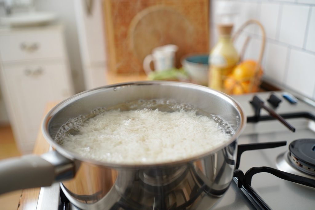cuisson du riz sans couvercle sur la casserole
