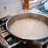 cuisson du riz sans couvercle dans un grand volume d'eau